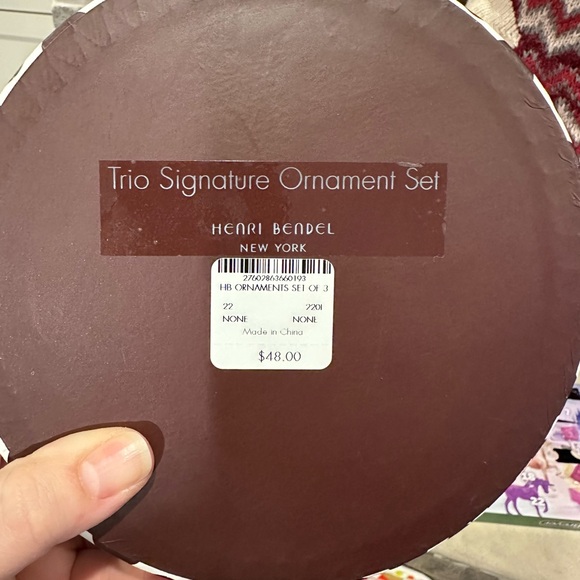 Discontinued Henri bendel ornaments. Shopping bag, champagne and gift box. - Picture 2 of 3